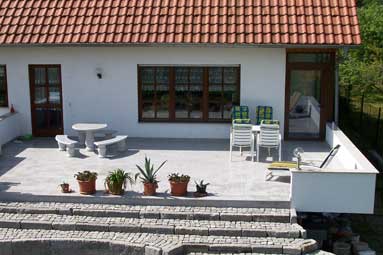 Terrasse mit Granitsitzgruppe, K&uuml;chenarbeitsplatte, Grillkamin und Sp&uuml;le