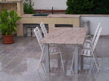 Tisch aus indischen Granit