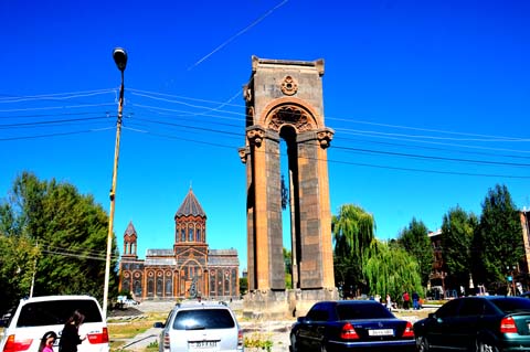 Jubiläumsdenkmal Leninakan mit Apostolischer Kirche Surb Amenaprkitch, Gyumri