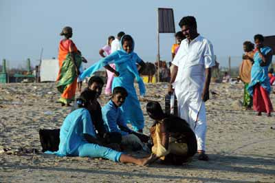 Mahabalipuram - Familie am Strand