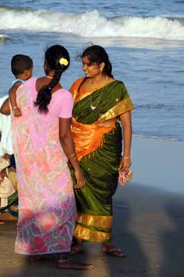 Mahabalipuram - Frauen am Strand