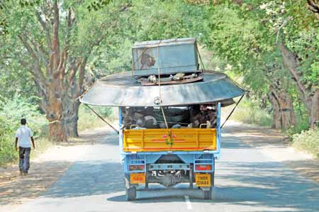 Indien NH-67 - Lastkraftwagen mit Überbreite