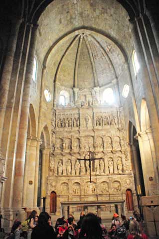 Monasterio de Santa María de Poblet - Ambon Kanzel und Altarretabel in der Basilica