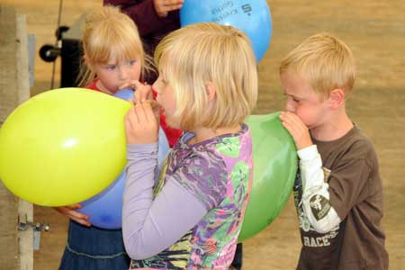 Luftballon wettblasen - Kinderkirmes Friemar 2011