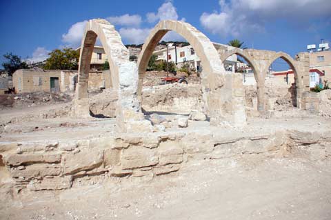 Reste eines historischen Bauwerks in Kaleburnu