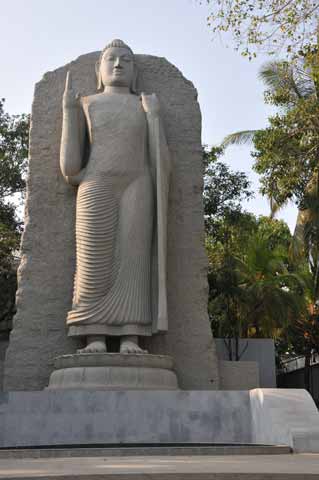Colombo - Aukana Buddha Statue