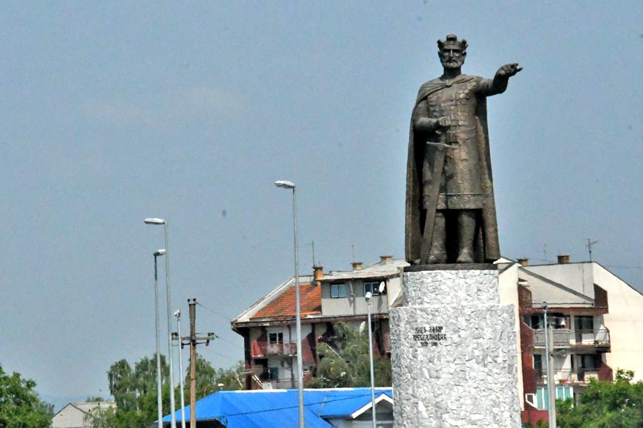 Spomenik Knezu Lazaru Hrebeljanović / Споменик кнезу Лазару, Ćuprija