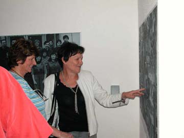 Gabi und Sabine schweben in Erinnerungen