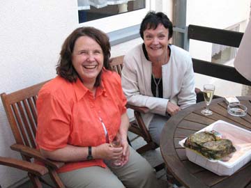 Raucher und Nichtraucher mit Sektlaune