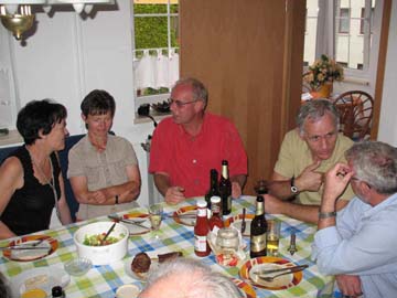 Während des Abendbrotes wurde intensiv über Vergangenes diskutiert.