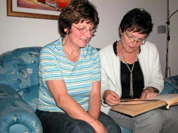 Sabine und Gabi beim Stöbern in der Klassenchronik