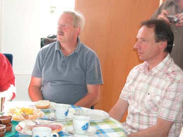 beim Zuhören in Gedanken versunken