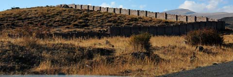 Mauer an der H20 Richtung Festung Amberd