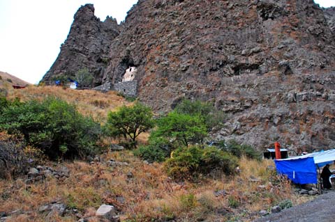 Fernblick zur Grotte Tsakhevank / Geghetsik (Ara the Beautiful)