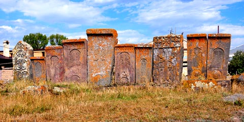 Khachkars am Kloster Daputs in Noradus