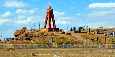 Friedhof mit einem Mahnmal bei Tsovinar an der M11