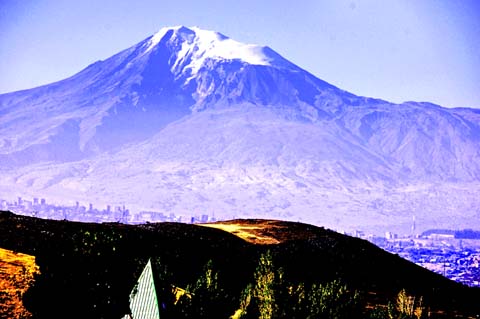 M4 in Kotajk mit Blick auf Ararat