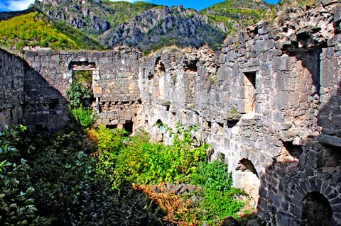 Ruinen des Refektoriums vom Kloster Akhtala / Achthala / Agarak / Burg Achtala