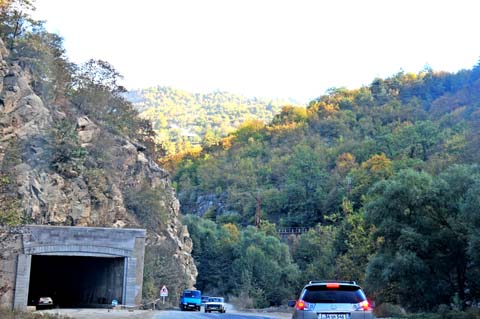 Landschaft bei Fioletovo Ֆիոլետովո auf der M8