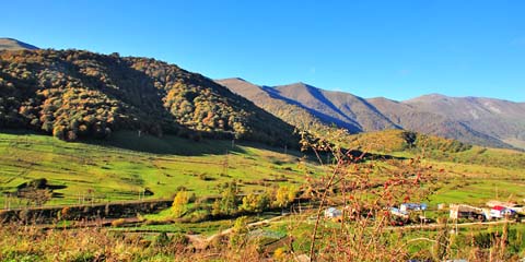 Landschaft bei Fioletovo Ֆիոլետովո auf der M8