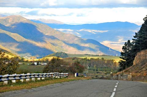 Landschaft bei Fioletovo Ֆիոլետովո auf der M8