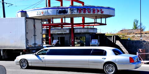 Stretch-Limousine auf dem Yerevanyan Highway (M-1) in Gyumri