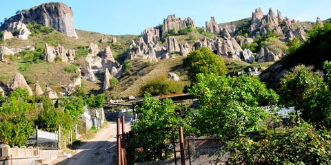 Höhlensiedlung / Felspyramiden in Goris