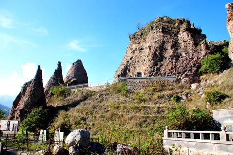 Höhlensiedlung / Felspyramiden in Goris