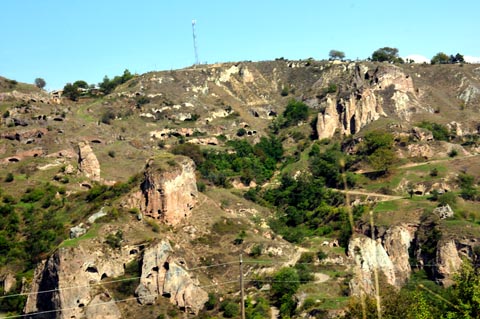 Höhlendorf im Alten Chndzoresk (Խնձորեսկ) / Felshöhlen von Khndzoresk