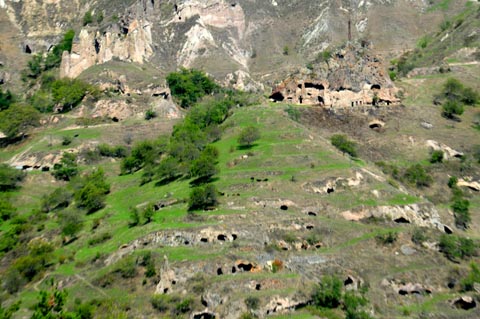 Höhlendorf im Alten Chndzoresk (Խնձորեսկ) / Felshöhlen von Khndzoresk