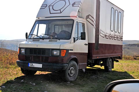 Deutscher LKW am Weg nach Old Chndzoresk / Khndzoresk