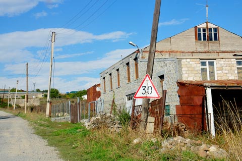 Geschwindigkeitsbegrenzung am Weg nach Old Chndzoresk / Khndzoresk