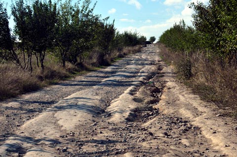 Weg zum Höhlendorf im Alten Chndzoresk (Խնձորեսկ) / Felshöhlen von Khndzoresk