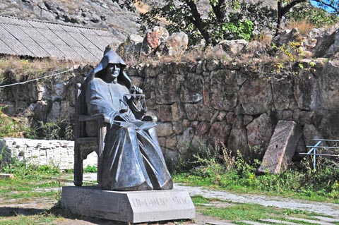 Mkhitar-Gosh-Statue am Kloster Goschavank / Goshavank Monastery