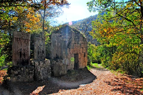 Kirchenruine mit Khachkars am Kloster Haghartsin