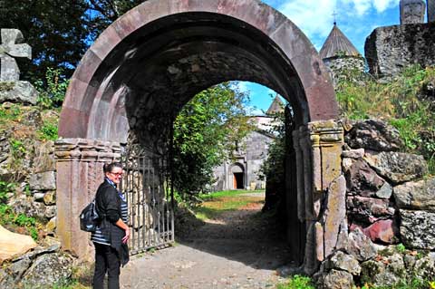 Torbogen am Monastery Complex Makaravank, Մակարավանք bei Achajur Աչաջուր