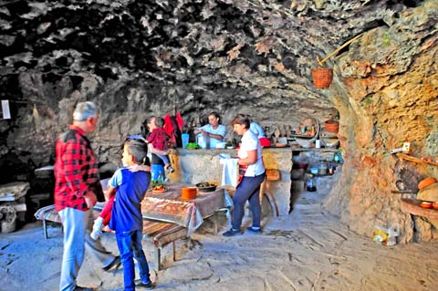 Vardges's Stone Bar, Areni