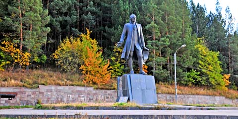 Kreisverkehr mit der Israel Ori Statue in Jermuk