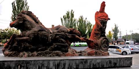 Statue des Königs Argishti Urartian I., Erebuni Square Էրեբունի հրապարակ, Yerevan / Erivan