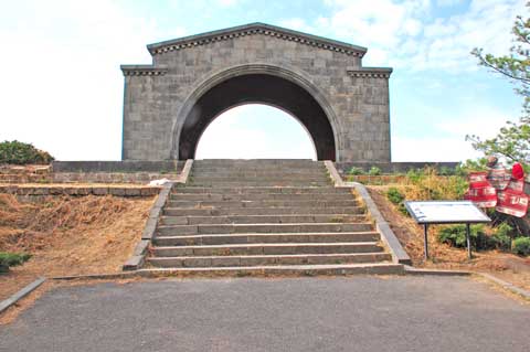 Charents Arch Չարենցի կամար, Voghjaberd