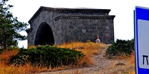 Charents Arch Չարենցի կամար, Voghjaberd