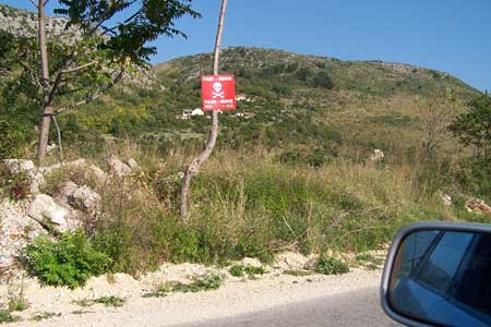 Bosnien - Minenfelder links und rechts der Straße