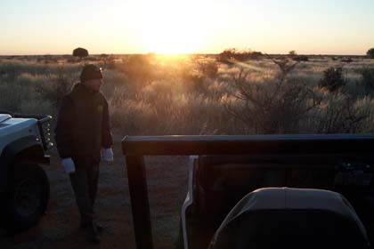 Sonnenaufgang auf dem Farmgelände der Kalahari Anib Lodge