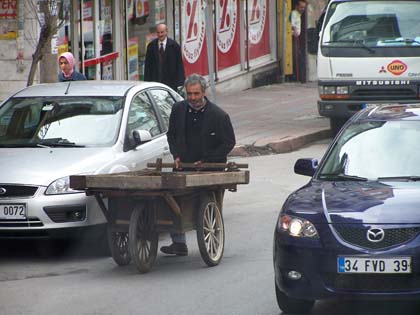 Straßenverkehr mit Hindernissen