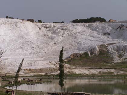 Kalksinterterrassen von Pamukkale von unten