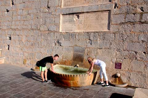 Äußere Brunnen am Plaza Llotja Vella, Peñíscola