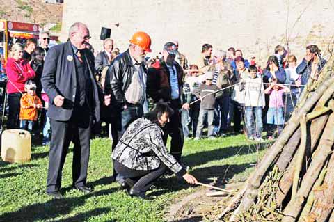 13. Familienfrühlingsfest auf dem Petersberg zu Erfurt.           Die Thüringer Finanzministerin Frau Marion Walsmann entzündet das Brauchtumsfeuer