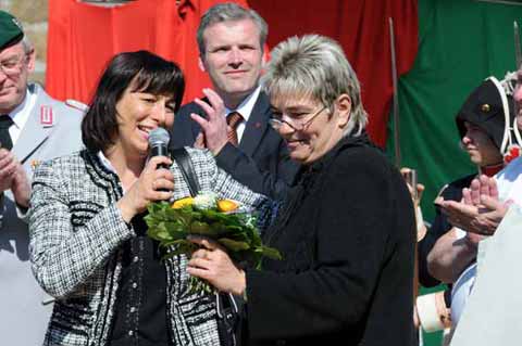 Dank der Ministerin Frau Marion Walsmann an Gisi Schuchardt