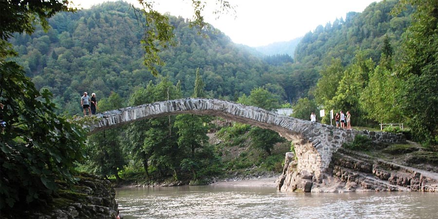 Steinbogenbrücke Makhuntseti Stone Arch Bridge მახუნცეთის ქვის თაღოვანი ხიდი
