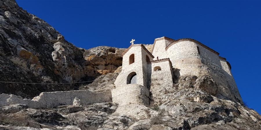 Berg St. Elijah წმინდა ელიას მთა mit St. Ellia's Kirche წმ. ელია თეზბიტელის ტაძარი, Dedoplis-Tskaro